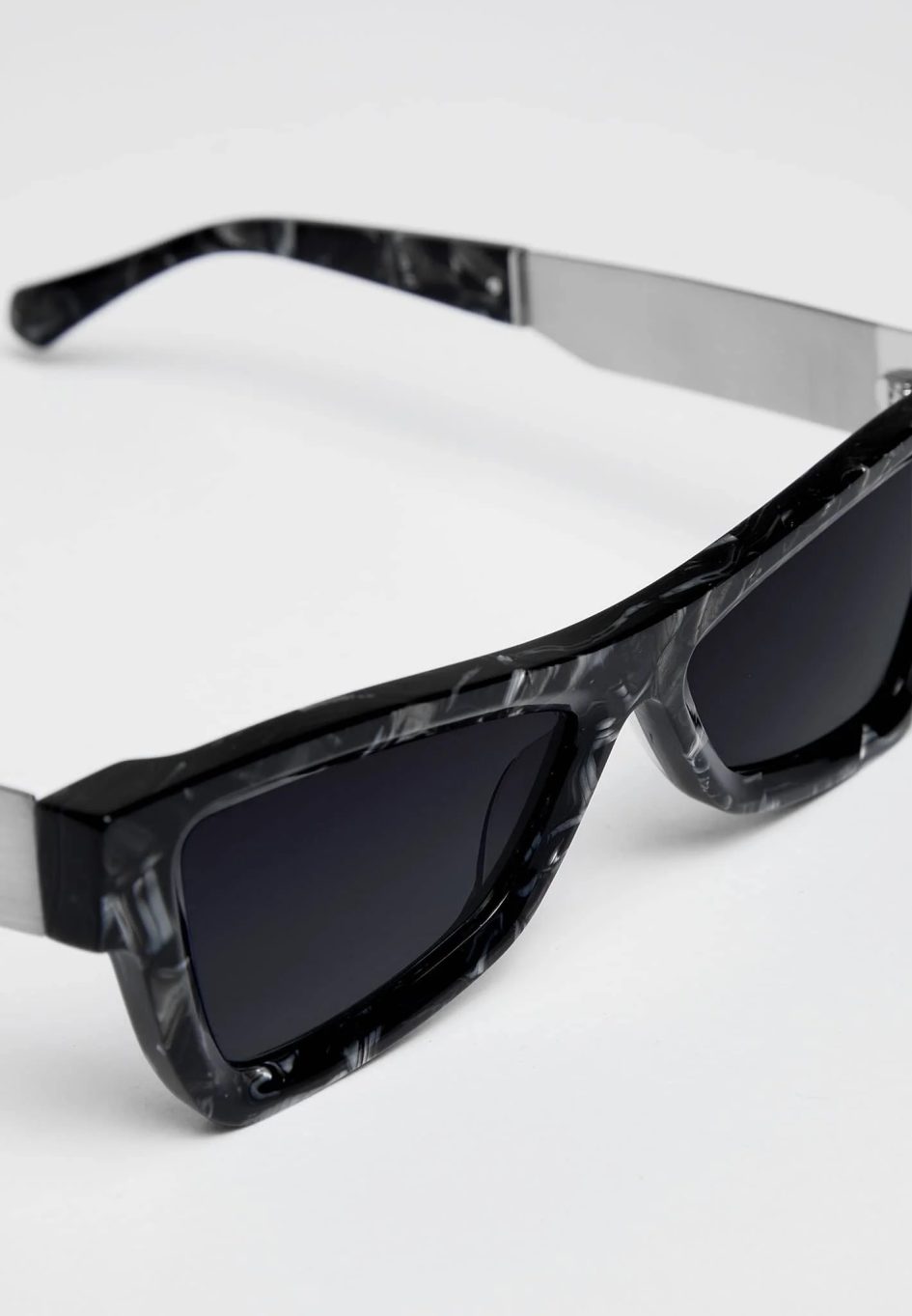 Maniere de voir Corsica sunglasses black marble