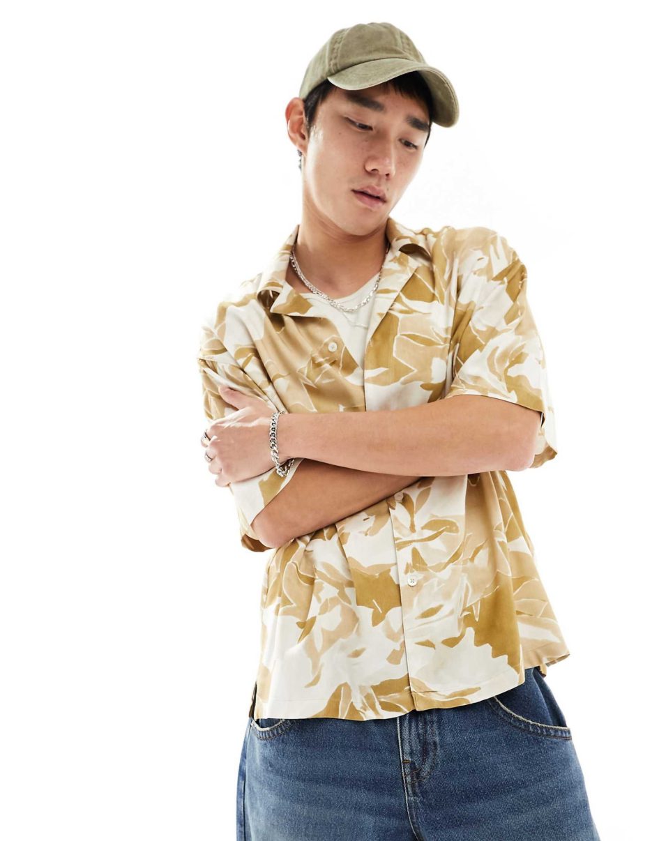 ORDER DETAILS
Viggo vitrail printed short sleeve shirt in beige multi